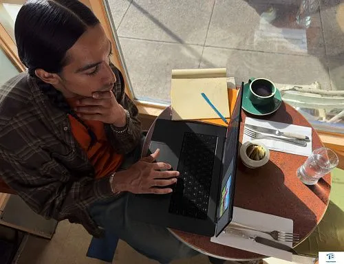 картинка Ноутбук Apple MacBook Pro MRW33